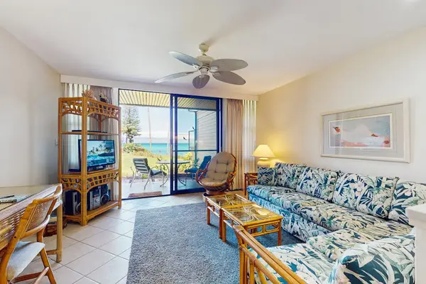 Cozy Living Room With Tropical Charm