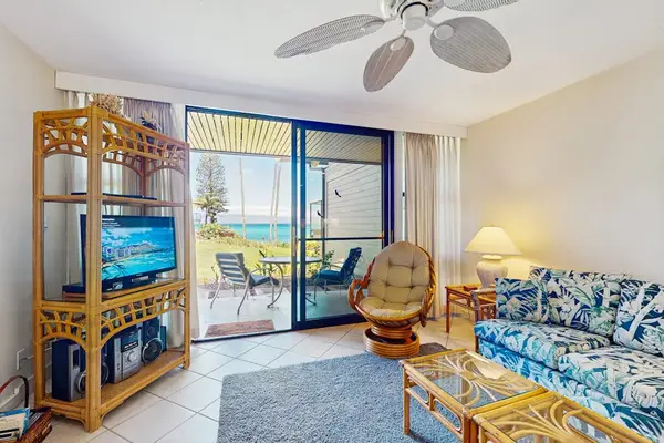 Bright Living Room With Private Lanai Access