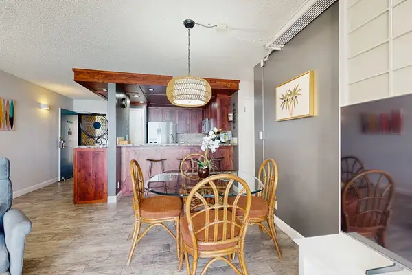 Cozy Dining Space For Island Gatherings
