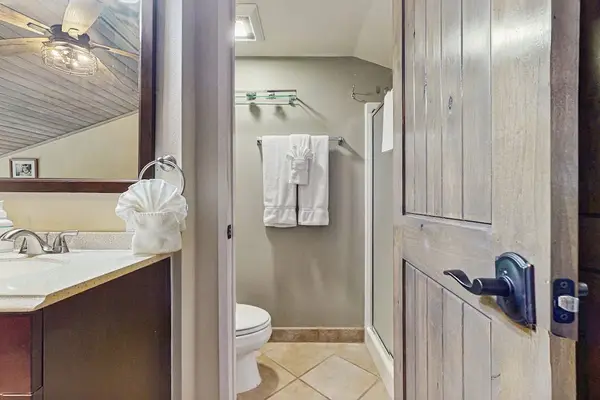 Fresh Bathroom Designed For Relaxation