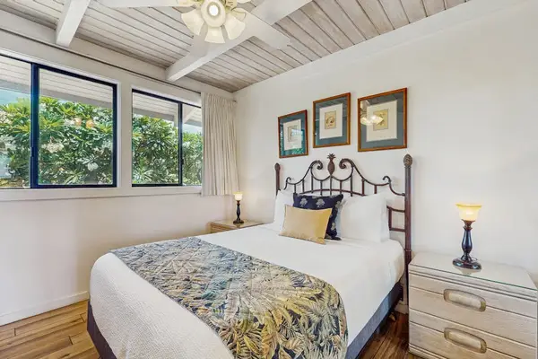 Master bedroom with king bed with lots of natural light and a ceiling fan for your comfort.