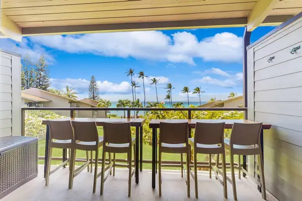 Lovely lanai with counter seating to allow for an unobstructed view of this tropical paradise.