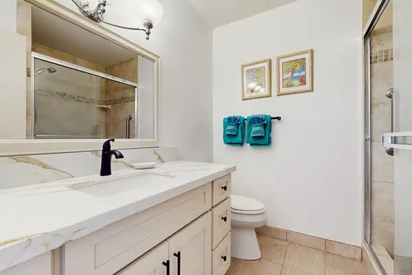 Fresh And Modern Full Bathroom