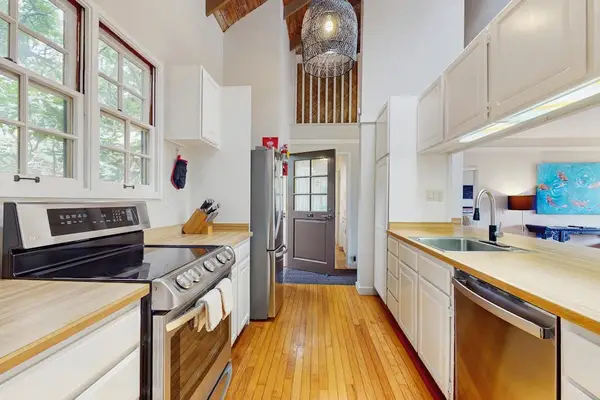 Enjoy preparing delicious meals in this well designed kitchen with everyday convenience