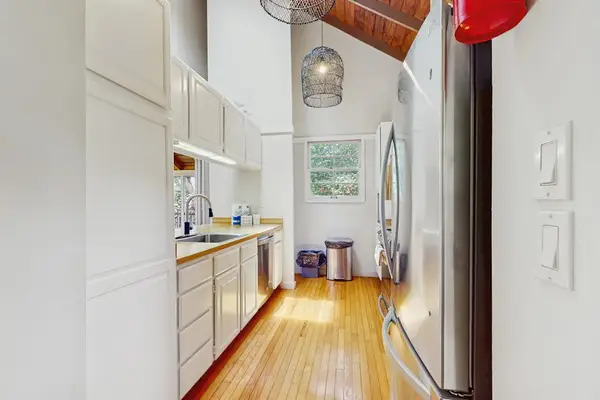 Enjoy cooking in this beautifully arranged kitchen designed for comfort and everyday convenience
