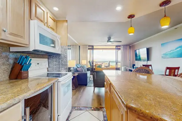 Bright Modern Kitchen With Island Style