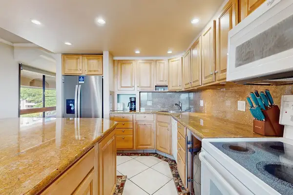 Cook With Ease In This Elegant Kitchen