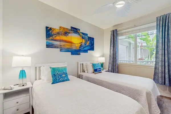 Comfortable Twin Bedroom For Peaceful Nights
