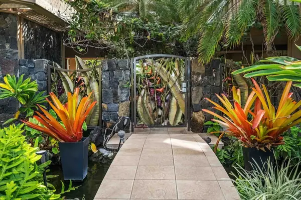 Royal Kahili entry way