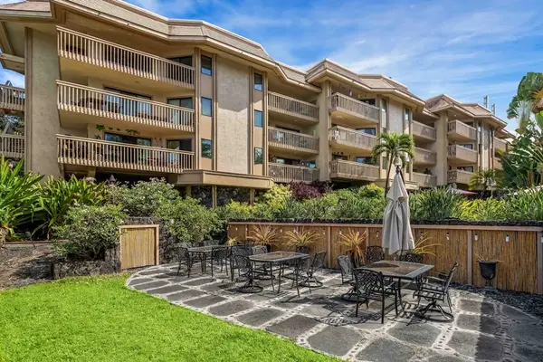 Lower outdoor dining area