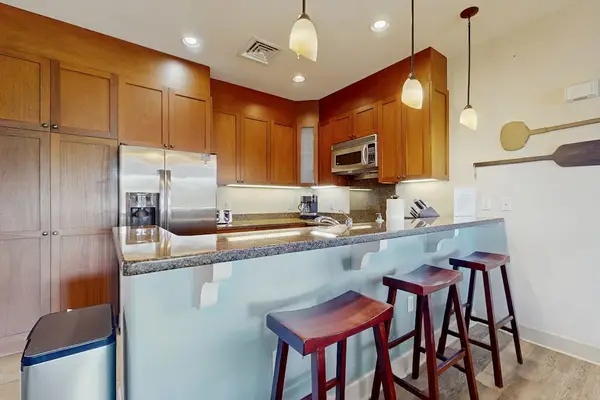 Fully Equipped Kitchen featuring Breakfast Bar & Stainless Steel Appliances