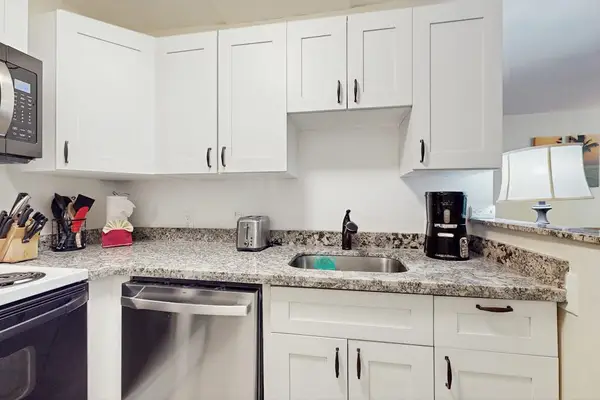 Modern Kitchen With Full Amenities