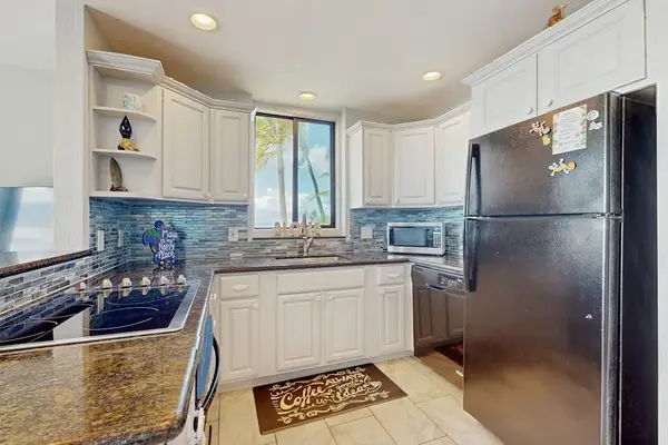 Spacious Coastal Kitchen