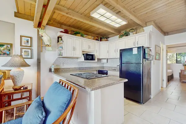 Bright And Welcoming Island Kitchen