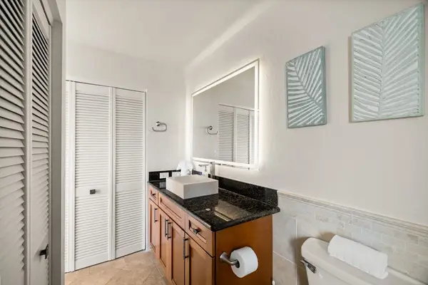 Modern en-suite bathroom with a spacious vanity