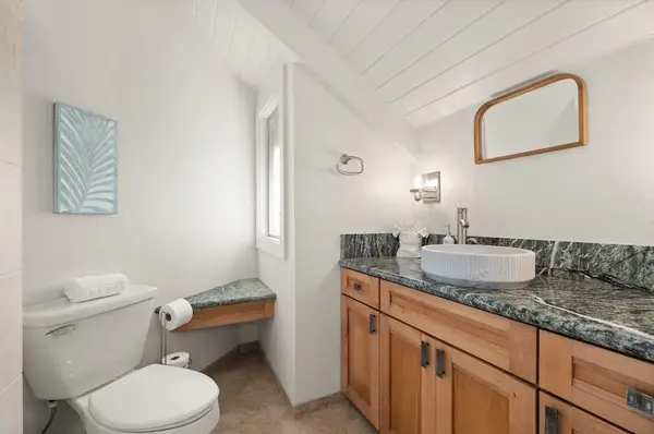 Bright en-suite bathroom with a spacious vanity