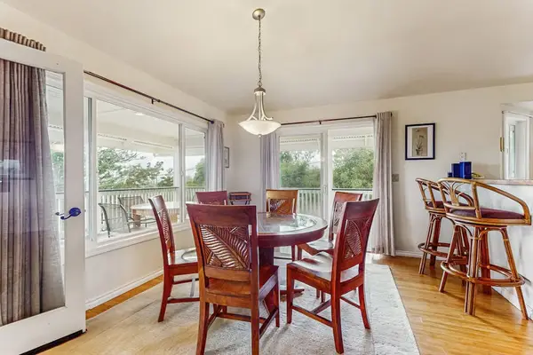 Bright Dining Area For Family Gatherings