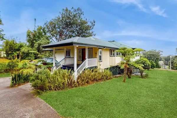 Charming Cottage With Lush Tropical Lawn