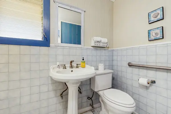 Fresh And Bright Full Bathroom