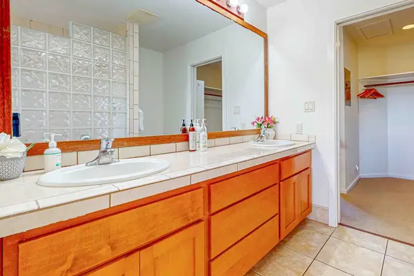 Refresh in the Spacious Full Bathroom