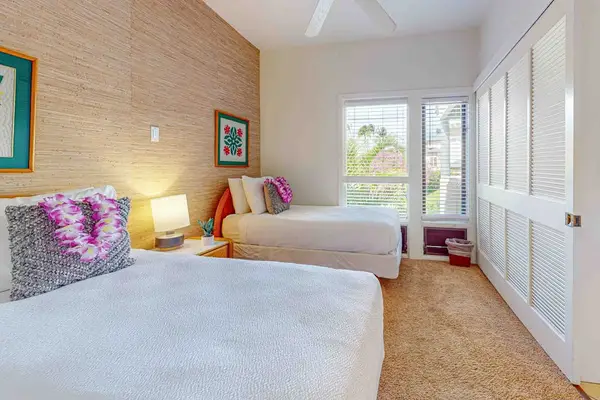 Second bedroom with two twin beds for flexible sleeping