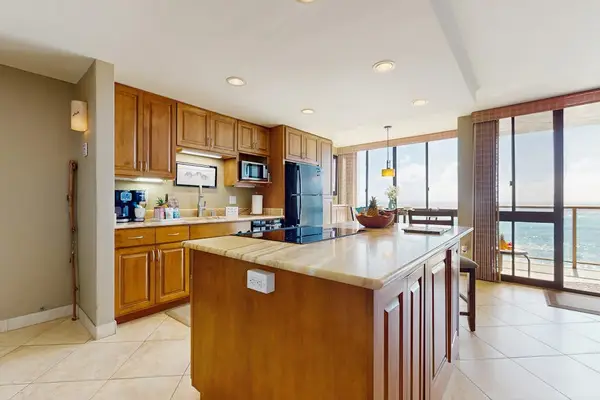 Open Kitchen With Island Seating