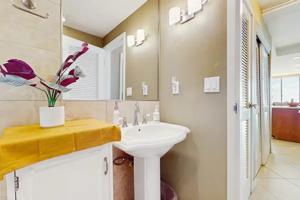 Fresh And Elegant Full Bathroom