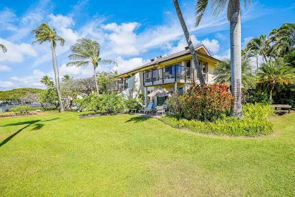 Spacious front yard with beautifully manicured tropical lawns