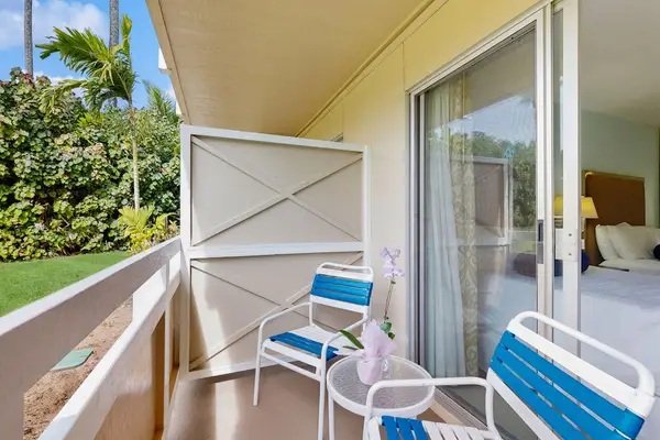 Private lanai with outdoor seating