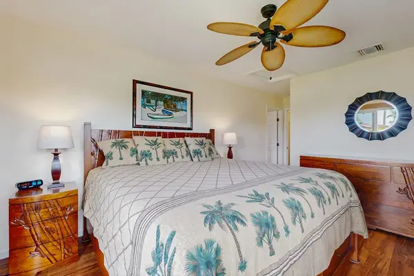 Bright bedroom with island-inspired décor