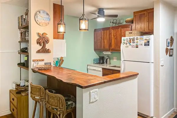 Kitchen With Breakfast Bar Seating