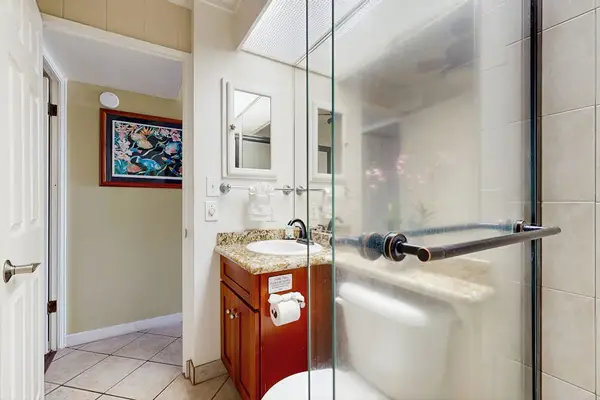 Bright Full Bathroom With Modern Finishes