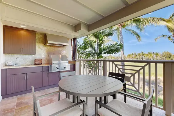 Covered lanai with outdoor dining