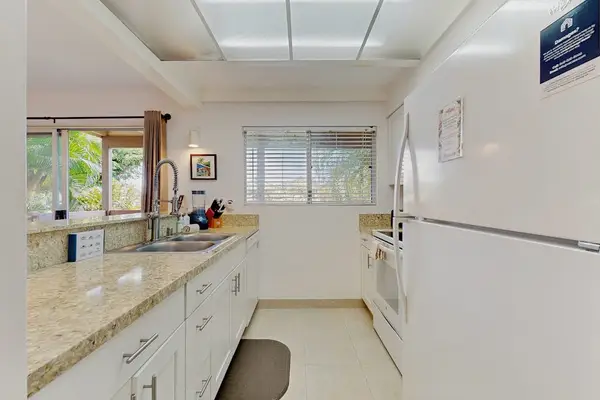 Full kitchen, great for preparing snacks or dinners at home.