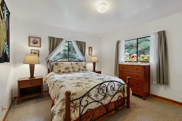 Island-Style Queen Bed & Dual Bedside Lighting