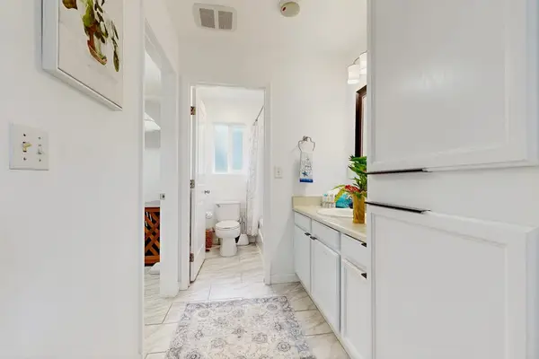 Fresh And Bright Bathroom Retreat