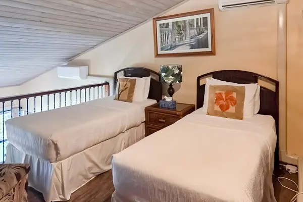 Cozy Twin Bedroom For Family Stays