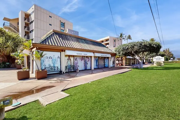 Restaurant, gift shop, massage and beach gear rental available on site