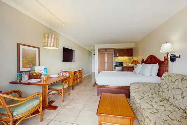 Comfortable Studio with Queen Bed and Comfy Sofa