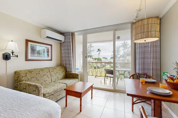 Bright Queen Bed Studio with Private Lanai Access