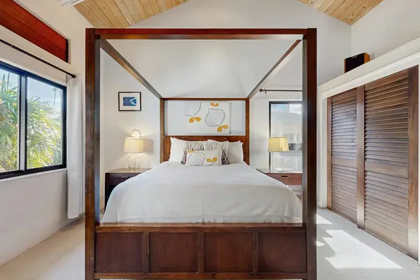 Cozy Four Poster Bedroom Escape