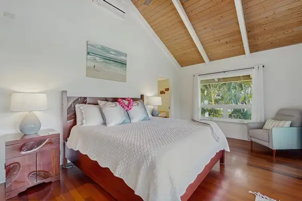 Master bedroom with King Bed, en suite bath and mountain views from private lanai