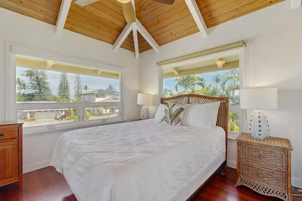 Room with queen bed