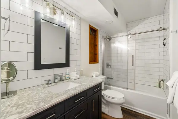 Modern Bathroom With Elegant Finishes