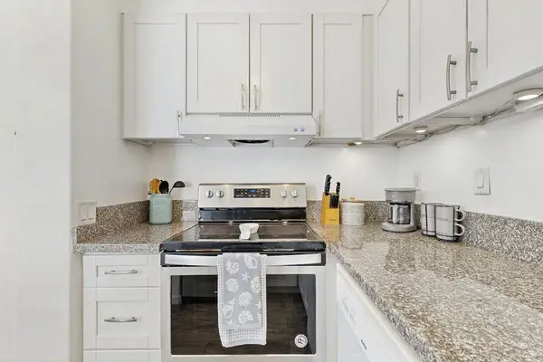 Cook your favorite meals in this practical and welcoming full kitchen.