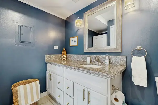 Refresh and unwind in this clean, comfortable full bathroom.