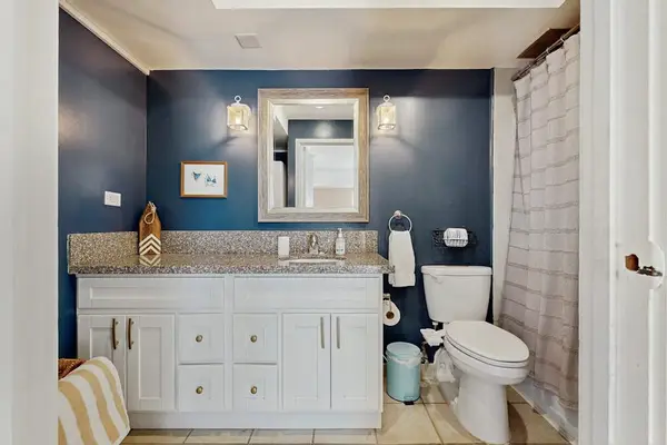 Start and end your day comfortably in the full bathroom.