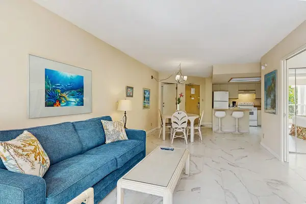 Open living space with a relaxed island feel