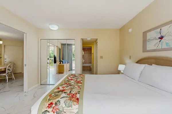 Comfortable bedroom with a relaxed island atmosphere