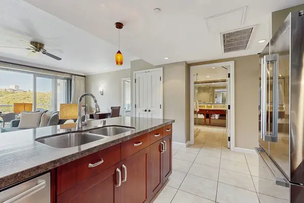 Spacious Gourmet Kitchen Retreat